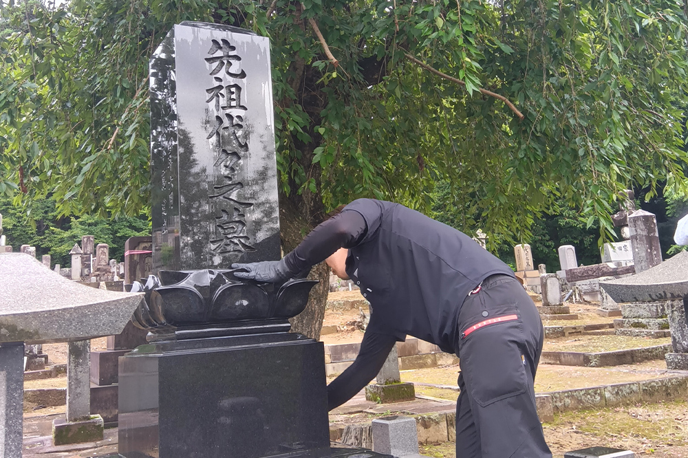 お墓周りのお掃除